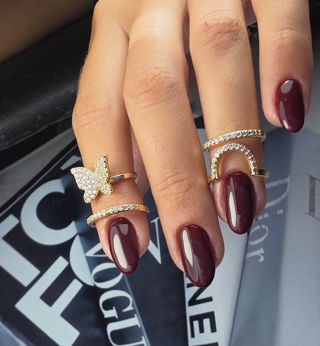 Uñas rojas sobre revista