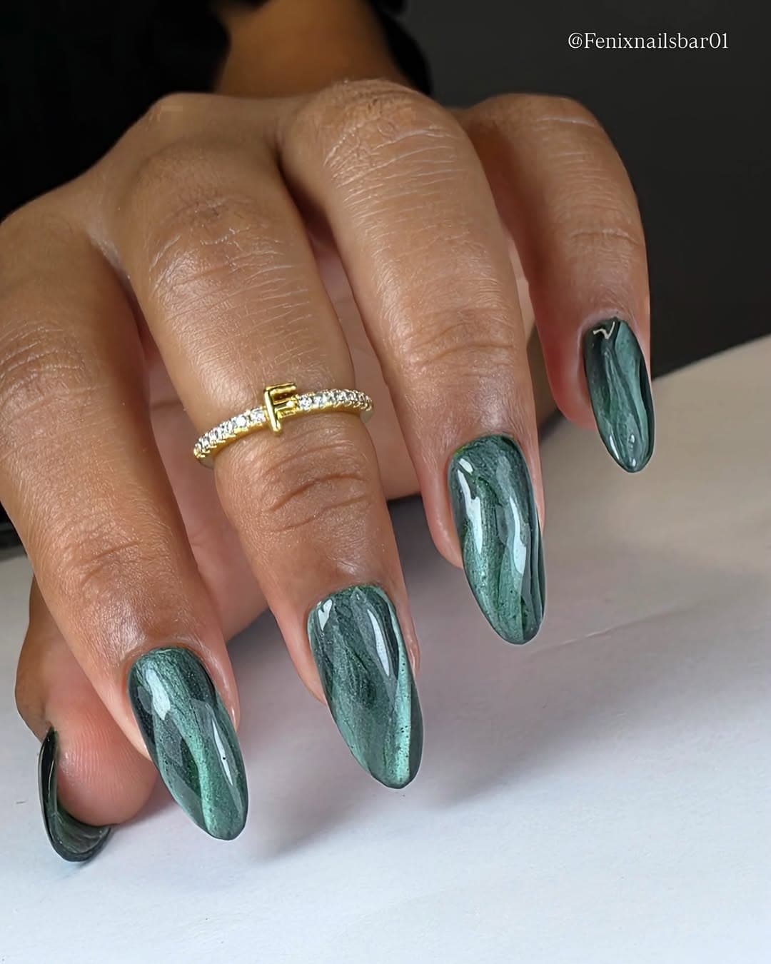 Uñas con glitter dorado